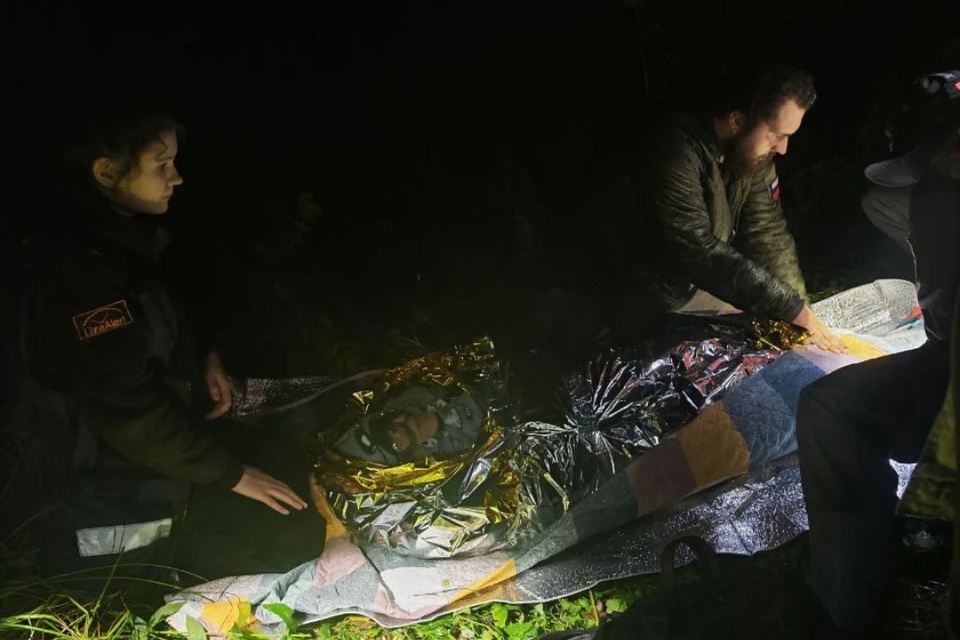 Волонтерам пришлось на мягких носилках нести его 200 метров через густой бурелом.