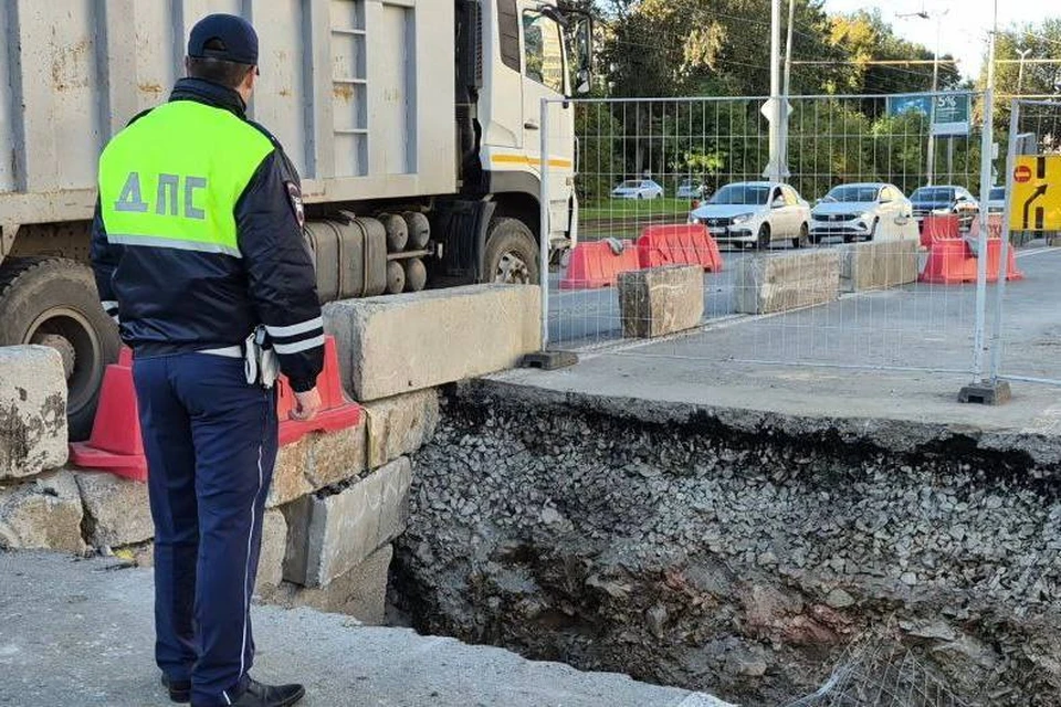 Мужчина влетел в траншею. Фото: Госавтоинспекция Свердловской области
