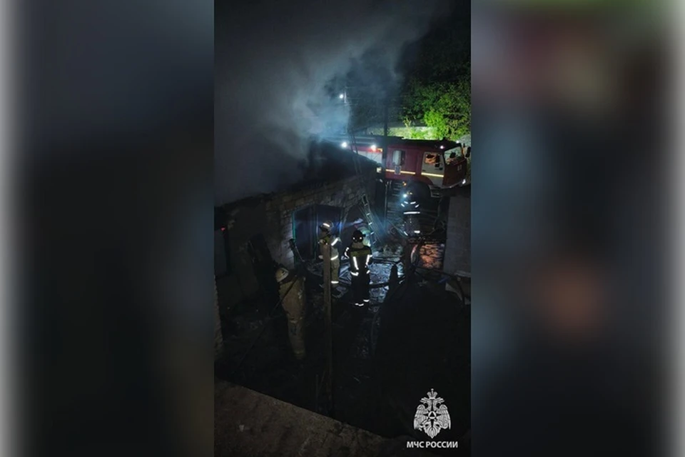 Крупный пожар тушили ночью в Ровеньках В ночь на четверг сотрудники МЧС потушили крупный пожар в частном жилом секторе Ровеньков. Сигнал о пожаре на территории двора по улице Гоголя поступил в дежурную часть по номеру 101 в 2 часа 14 минут. Когда пожарные расчеты прибыли на место происшествия, пламя уже охватило кровлю хозяйственной постройки, пристройку и часть строения. Спасателями была проведена разведка, в результате которой не было выявлено пострадавших или погибших. После этого спасатели начали тушение. Для полной ликвидации возгорания и предотвращения перекидывания огня на близлежащие дома им понадобилось чуть больше часа. - Однако ущерб оказался значительным: в результате пожара уничтожены крыша хозпостройки площадью 120 квадратов, пристройка на 6 квадратах, угольник площадью 9 квадратов, гараж на 30 квадратах, две комнаты на 12 квадратах и крыша летней кухни на площади 10 квадратов, - рассказали в МЧС России. Возгорание произошло на частном подворье. Фото: МЧС России