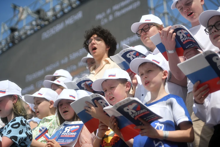 От SHAMAN до шансона: в школы разослали список патриотических песен для разучивания с детьми