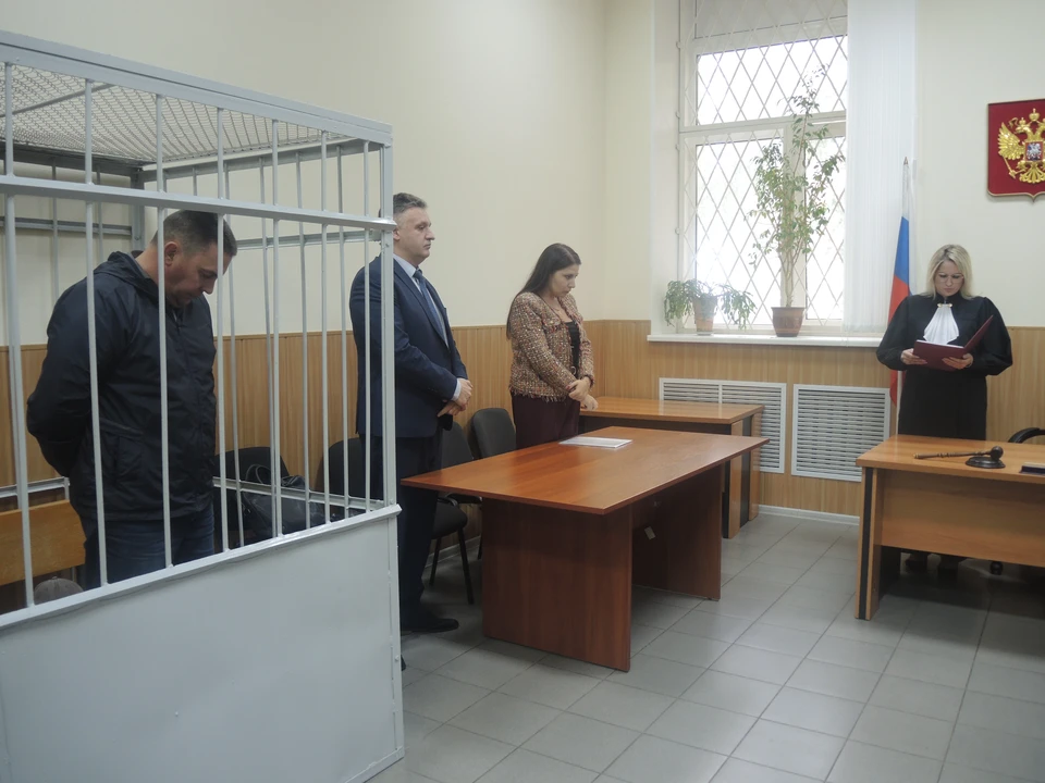 Дмитрий Наумов и его адвокаты во время оглашения постановления об избрании меры пресечения