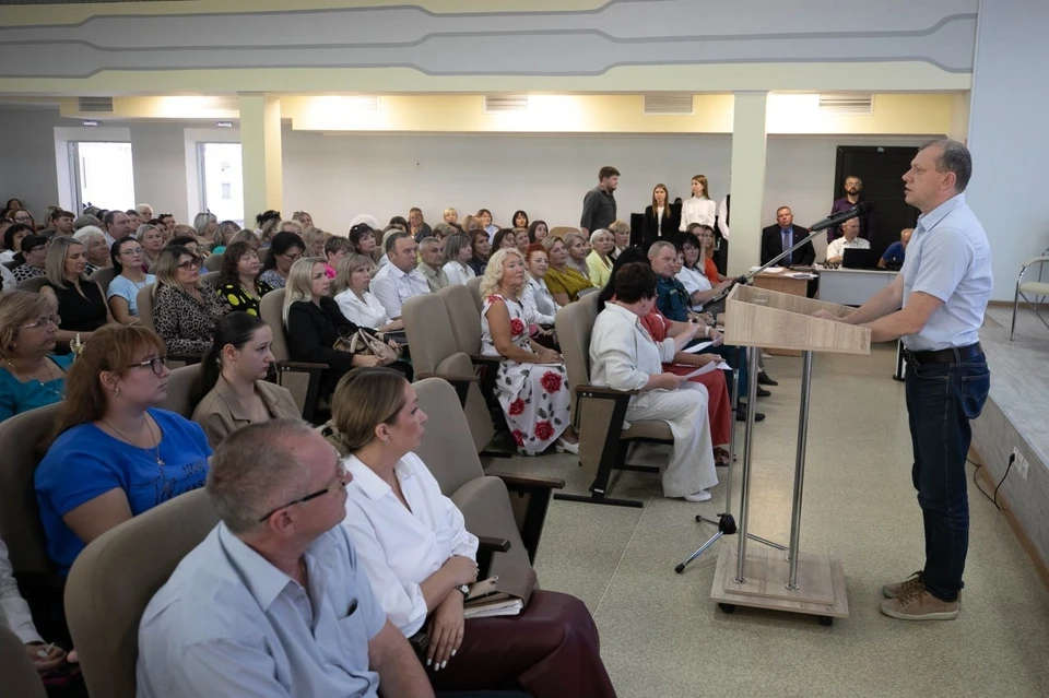 В Мариуполе прошло совещание для педагогов, в котором приняли участие городские власти. Фото: ТГ/Кольцов