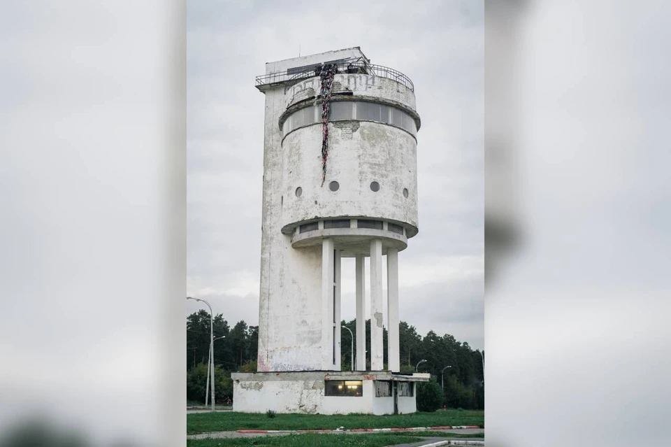 На Белой башне в Екатеринбурге появилась и почти сразу пропала борода Бажова. Фото: Даниил Коваленко «Лето на заводе»