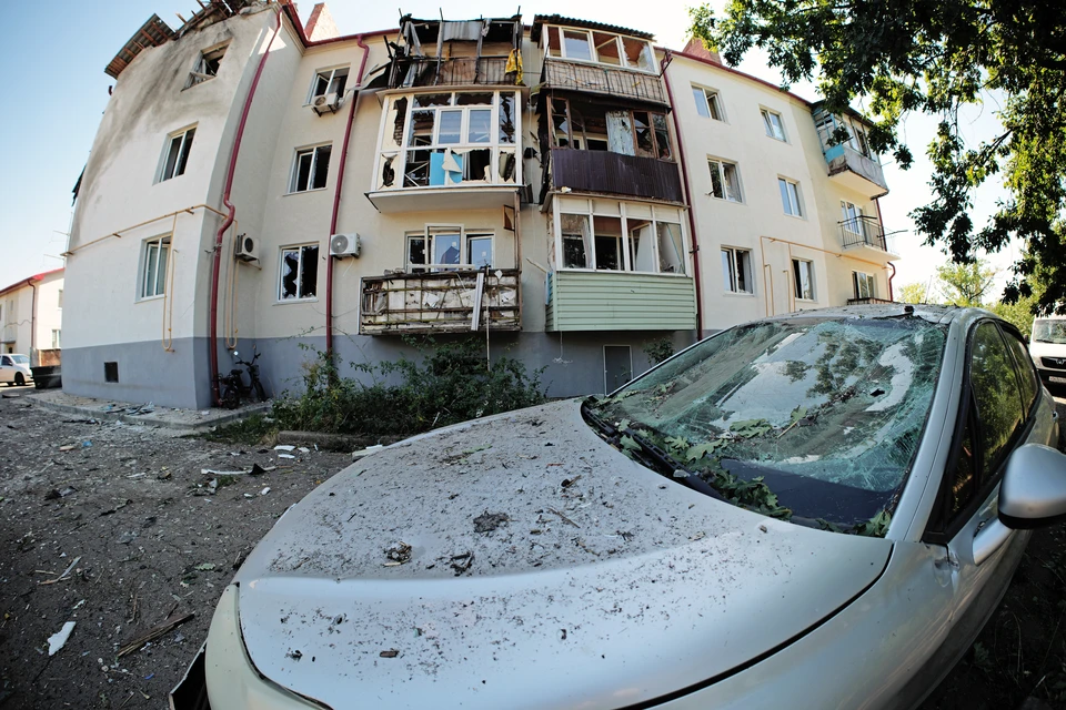 Повреждения многоквартирного дома в Мариуполе, полученные от падения дрона ВСУ