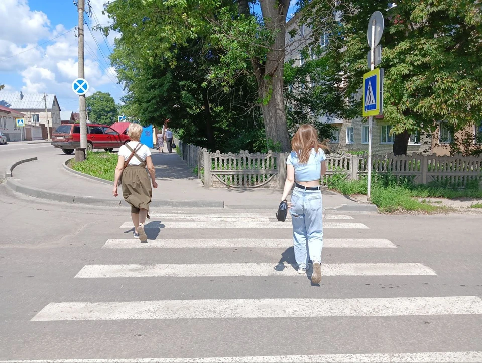 Даже перед пешеходным переходом нужно убедиться в том, что автомобиль уступает дорогу.