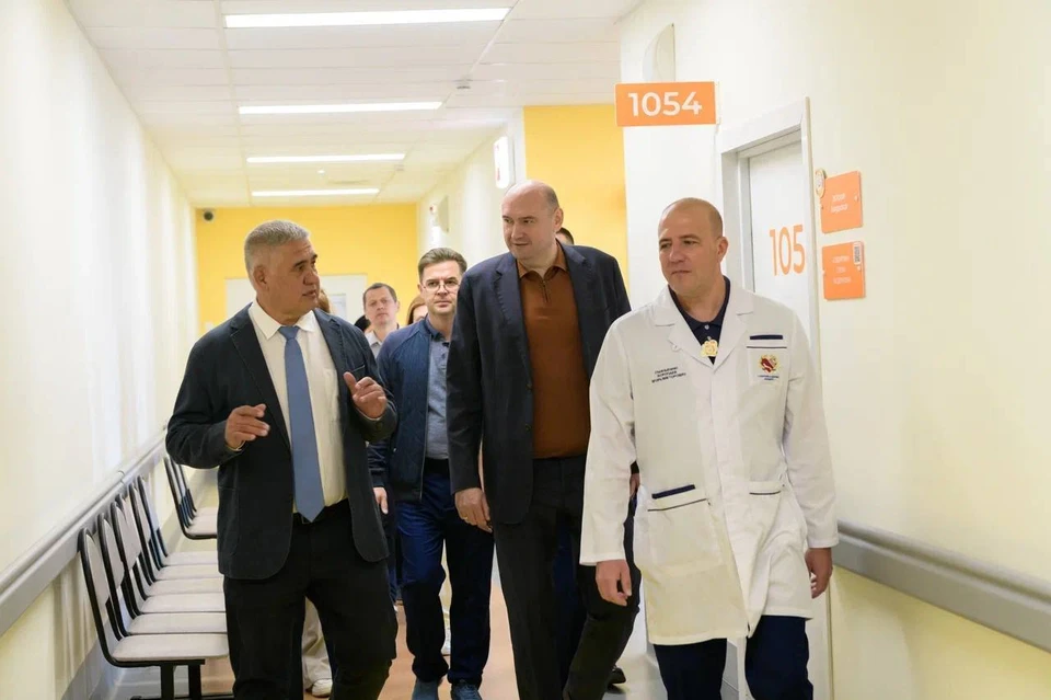 Альберт Акрамович Суфианов ежегодно выполняет около тысячи сложнейших операций. Фото: ТГ-канал Евгения Солнцева