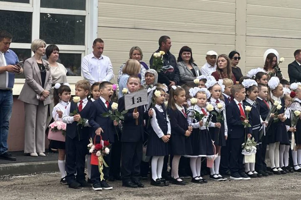 На мероприятие собрались ученики всех классов.