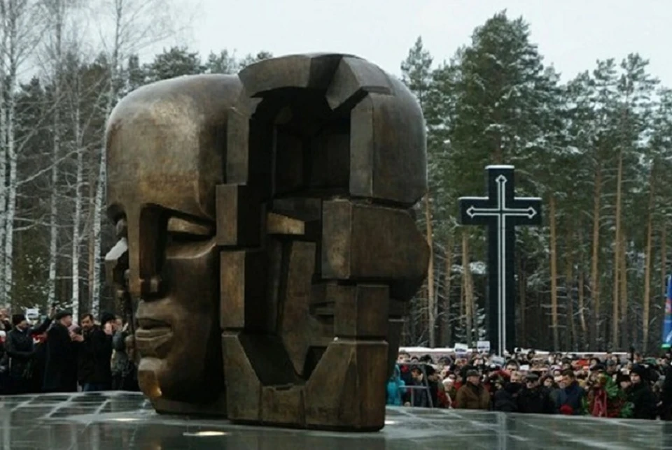 На мемориальном комплексе будут менять крест