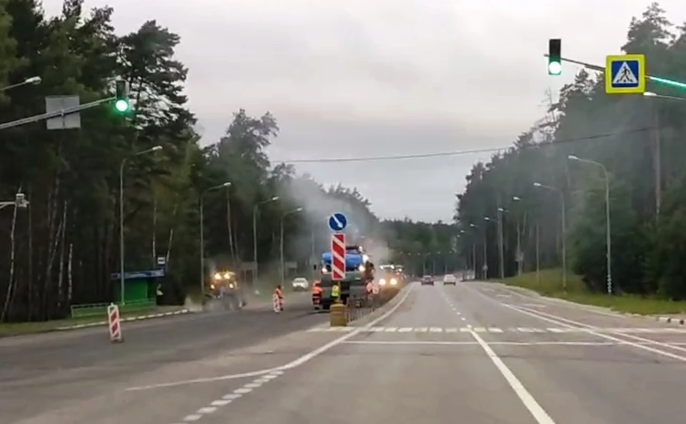На подъезде к Калуге от трассы М3 идёт укладка асфальта.