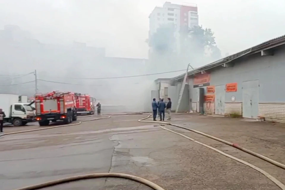 Пожарный погиб при тушении склада в Нижнем Новгороде.