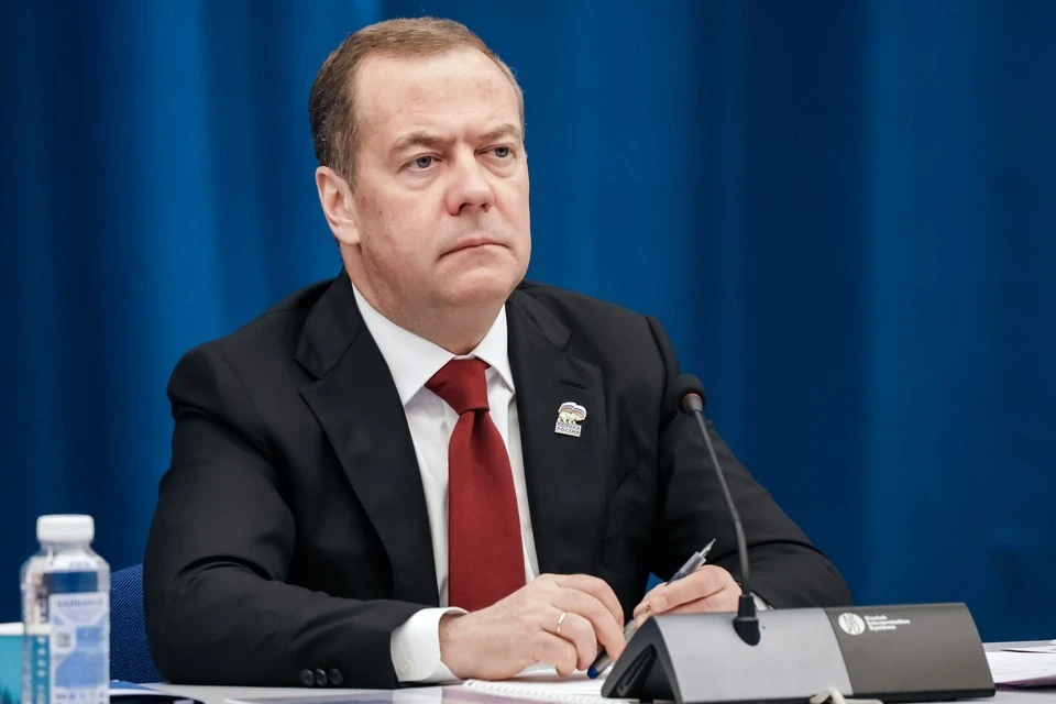 Медведев отметил, что в зарубежных странах часто искажают историю Второй мировой войны