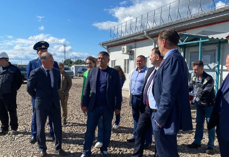 Во время визита Максим Корольков оценил, как идет экологическая перестройка Красноярского алюминиевого завода. Фото: пресс-служба компании