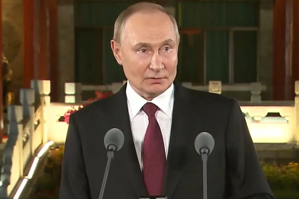 Путин задержался на конференции в Пекине, услышав вопрос о бойцах СВО в окопах, фото: кадр из видеотрансляции