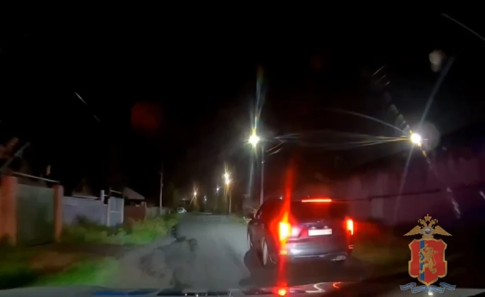 В Ачинске пьяный подросток за рулем авто не смог скрыться от инспекторов. Скриншот: видео краевой Госавтоинспекции