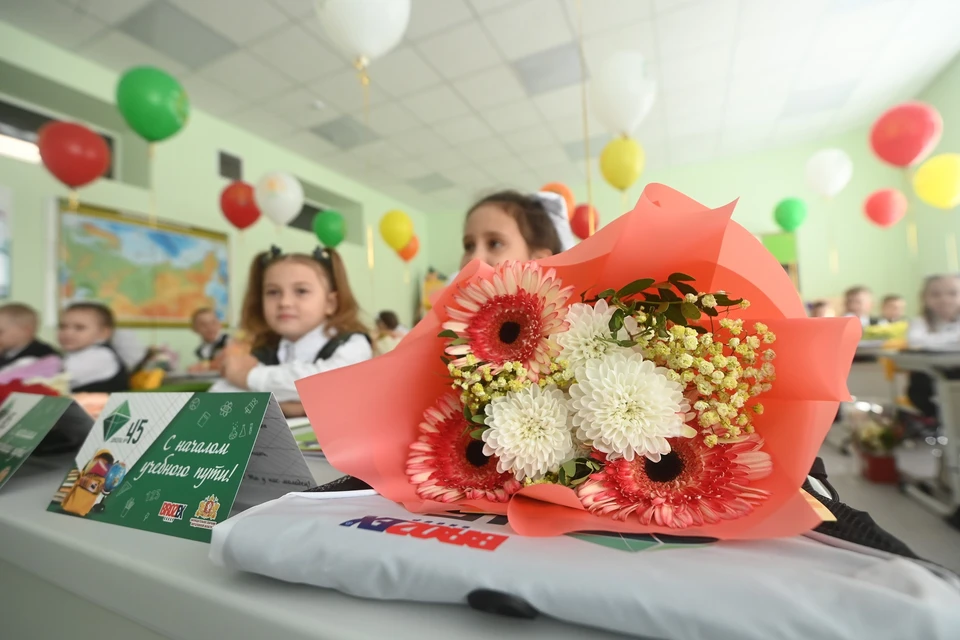 Нашумевший в Сети подарок якобы преподнесли педагогу в День знаний.