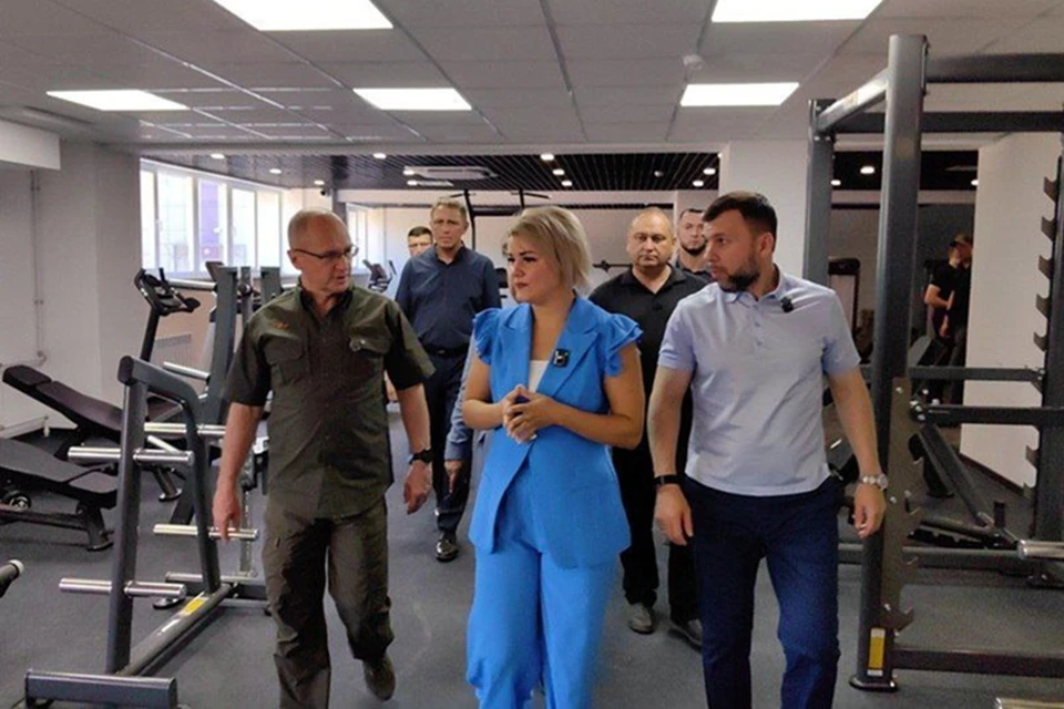 Кириенко и Пушилин проверили работу спорткомплекса «Юность» в Докучаевске. Фото: ТГ/Пушилин