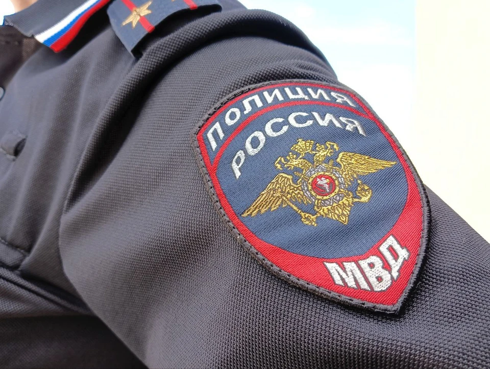 На месте происшествия работают сотрудники полиции, пожарные и спасательные службы.