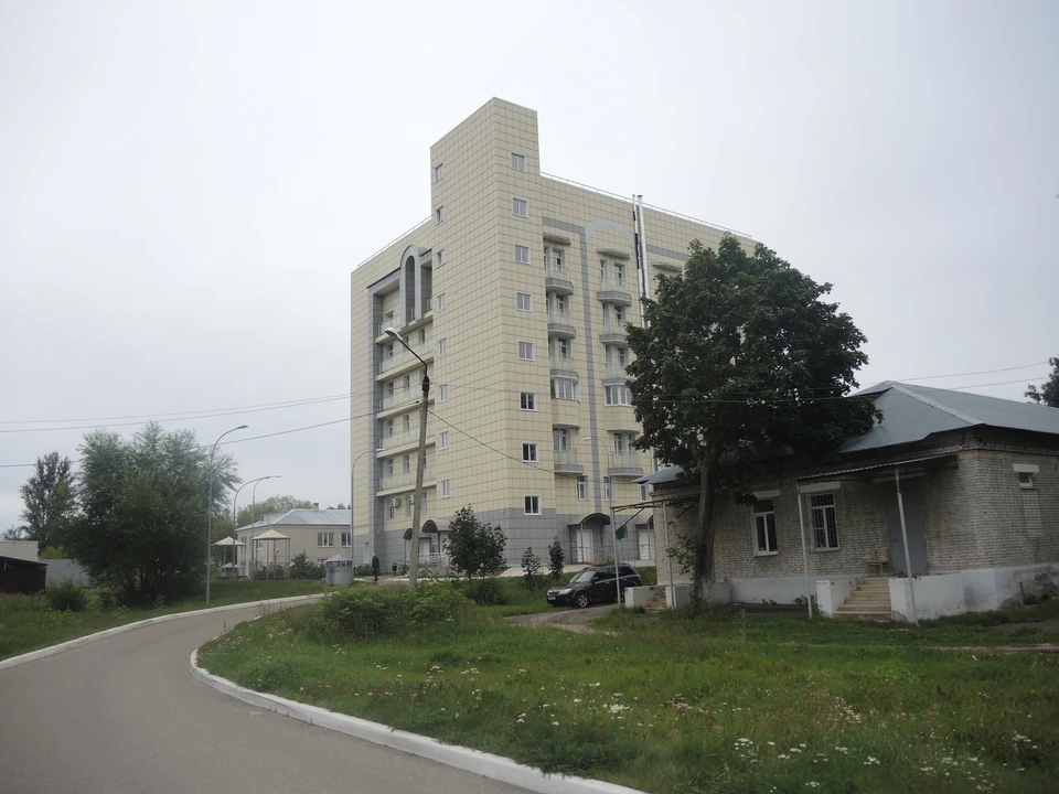 Здание Гусь-Хрустальной ЦРБ (на заднем плане), в котором расположено родильное отделение