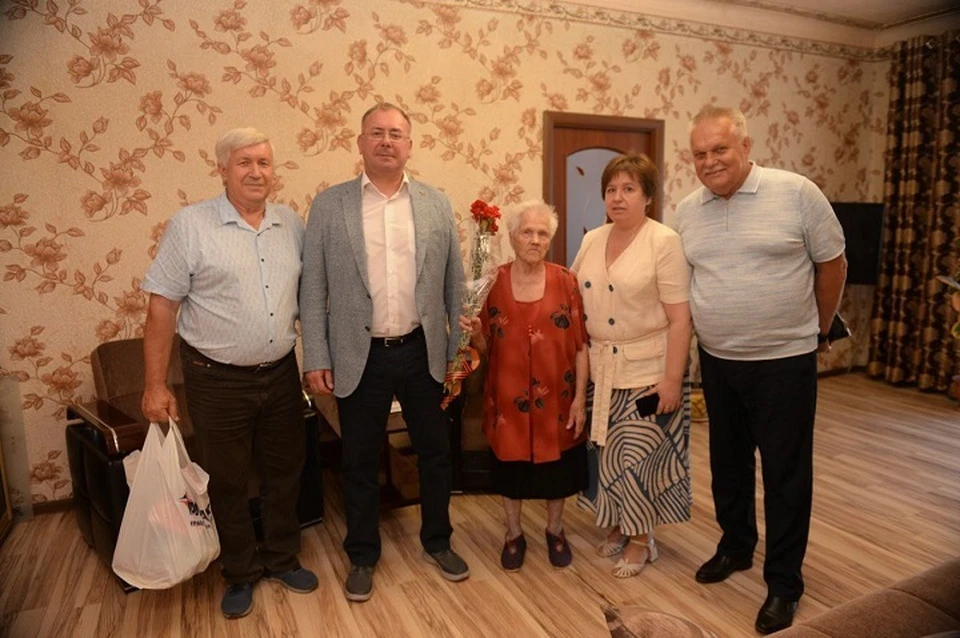 Работники ЯКХЗ, ММЗ и ЕМЗ навестили ветеранов Великой Отечественной войны. Фото: Министерство промышленности и торговли ДНР