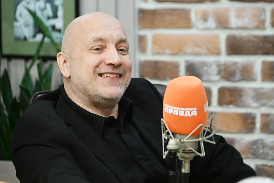Захар Прилепин не миндальничает. В его новом романе «Тума» жизнь казаков срисована явно с чего-то, что сам автор и прошел, и видел, и прочувствовал