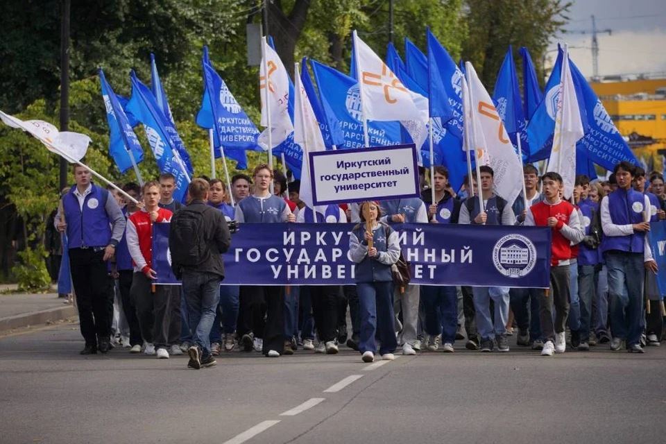 В Иркутске прошло торжественное шествие студентов-первокурсников высших и средних профессиональных образовательных учреждений.