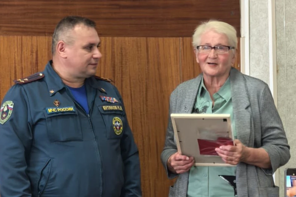 Ольге Лебедевой (справа) вручили медаль «За спасение на пожаре». Фото: МЧС по Свердловской области
