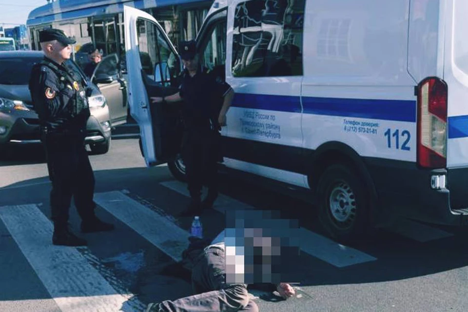 Сотрудники полиции помогли мужчине в Петербурге. Фото: t.me/newsdorin