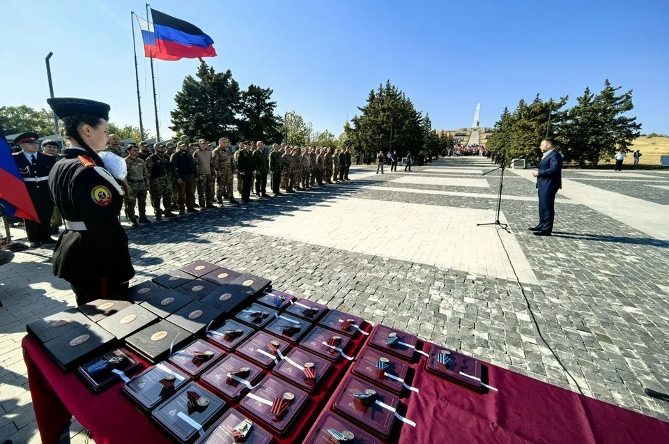 Награждение бойцов прошло на священной земле Саур-Могилы. Фото: сайт Главы ДНР