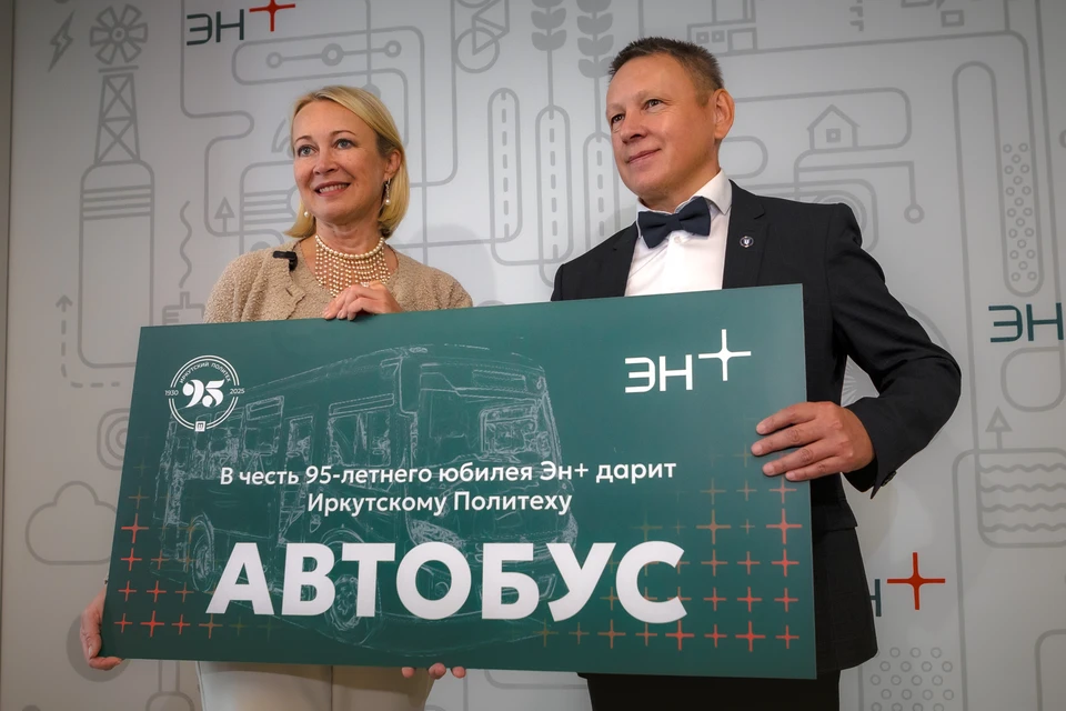 Наталья Альбрехт вручила подарочный сертификат Михаилу Корнякову. Фото: Пресс-служба Эн+