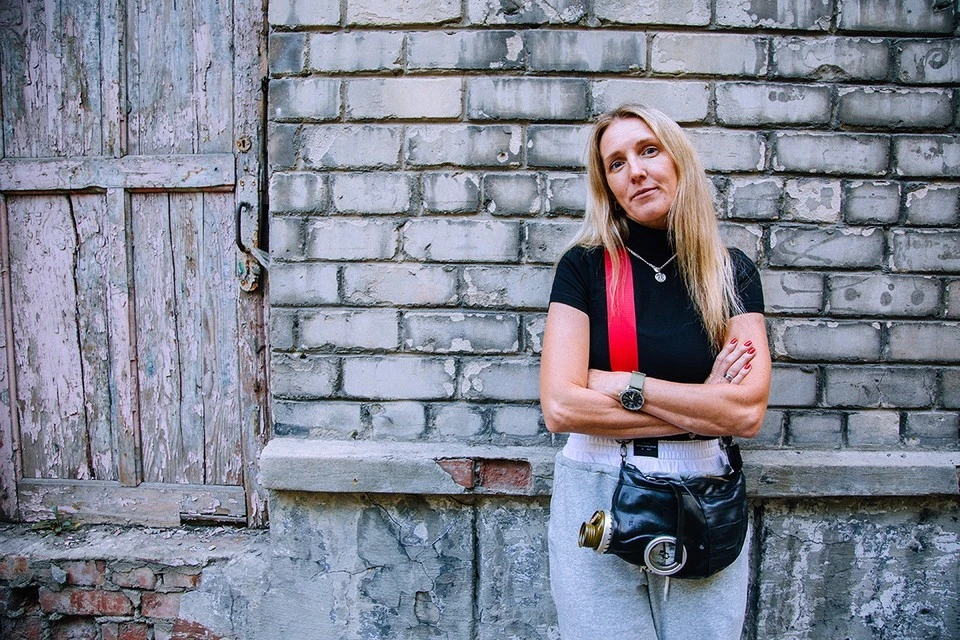 Катя Мезинова возглавляет фонд «Добрый ангел» и ездит на передовую, вытаскивая людей из-под огня.