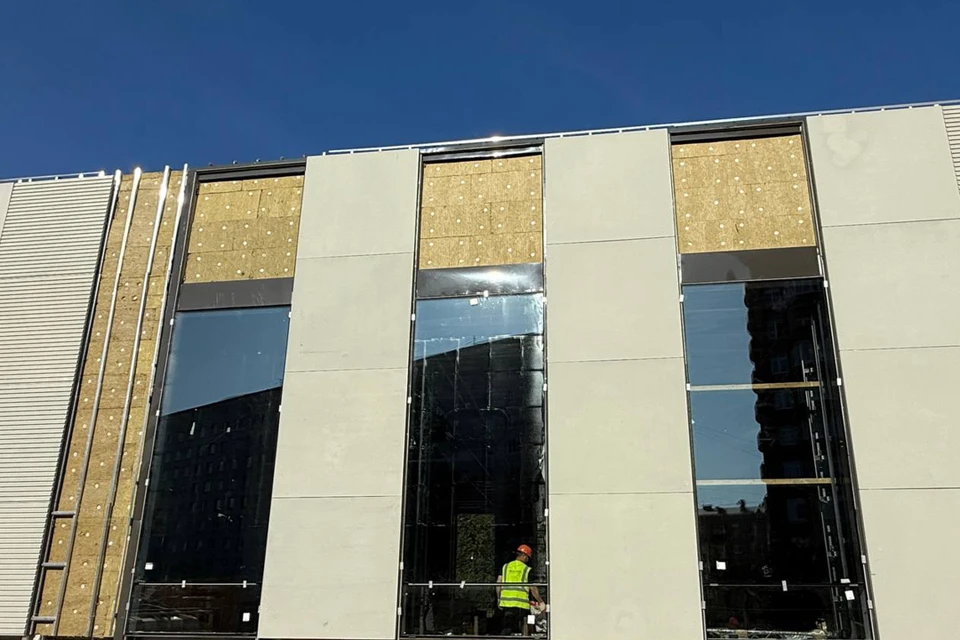 Витражные окна установили на будущем вестибюле. Фото: t.me/podzemnik_spb