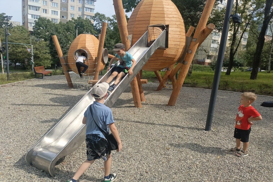 Новую зону отдыха с удовольствием осваивают дети. Фото: Марина Смирнова
