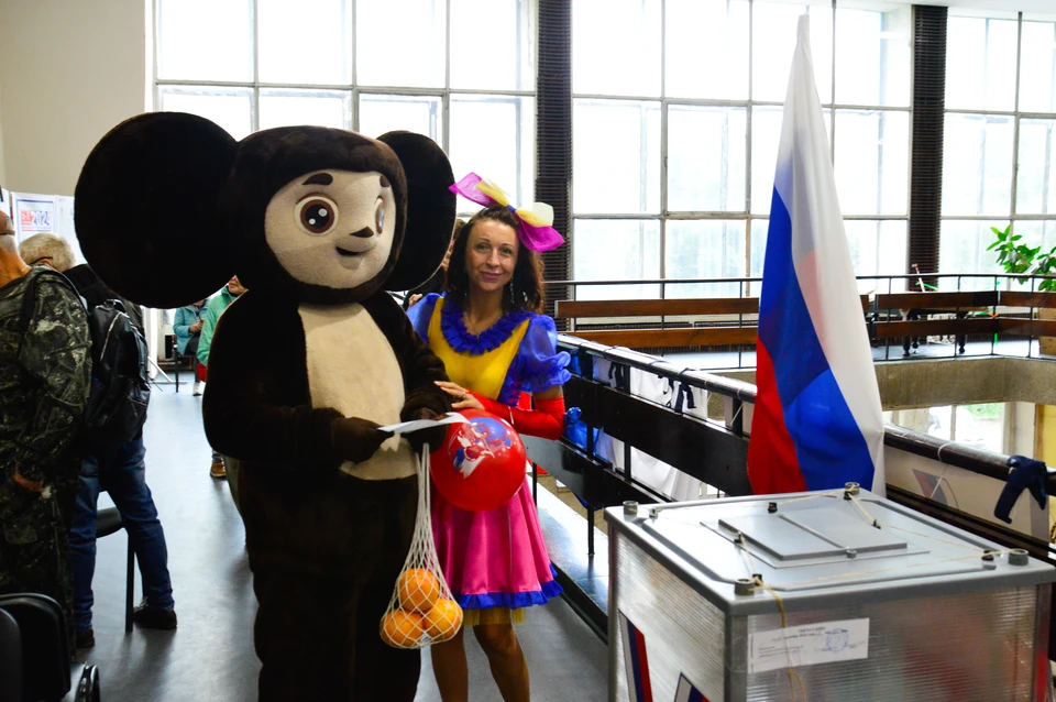 Есть те, кто на выборы приходит в костюмах и поднимает настроение
