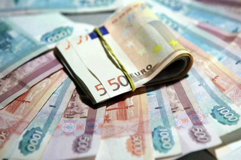 Внебиржевой курс евро перевалил за 100 рублей впервые с 10 февраля