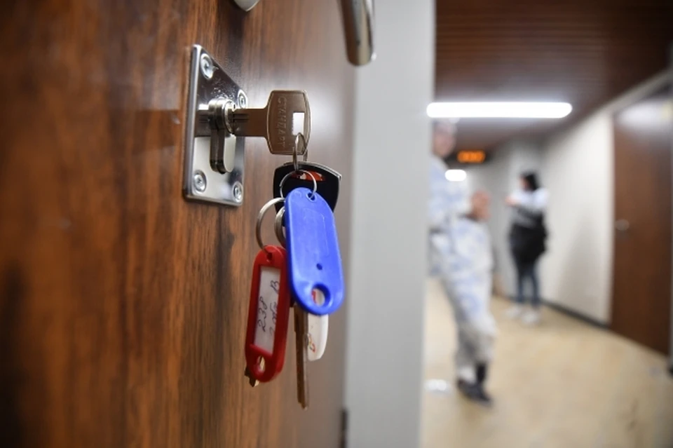 С 2013 года женщина состоит на учете лиц, нуждающихся в обеспечении жилыми помещениями.