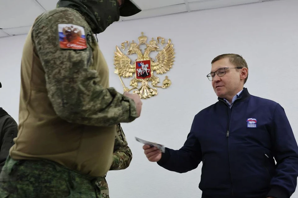 Владимир Якушев вручил бойцам специальной военной операции сертификаты об окончании курсов по управлению БПЛА. Фото: ER.RU.