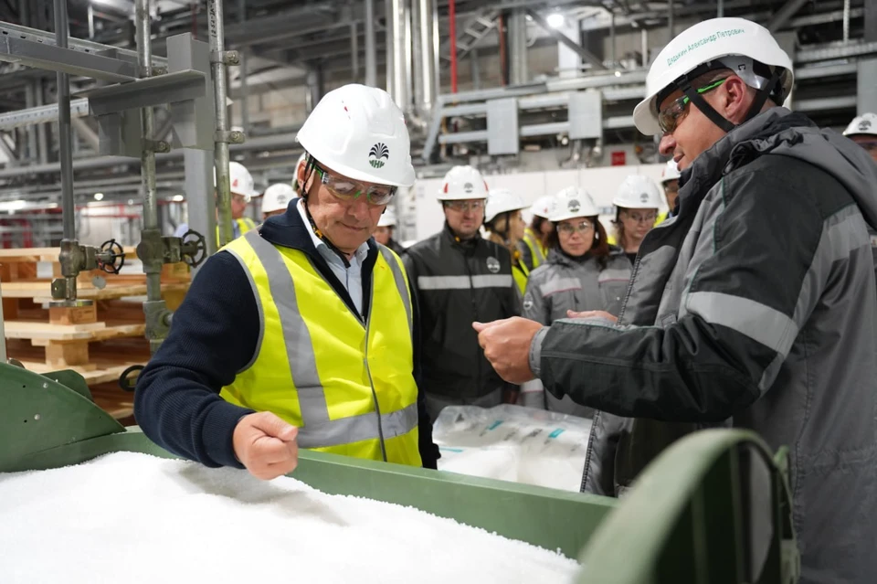 Губернатору показали то самое сырье, которое будет производиться. Фото: Пресс-служба правительства Иркутской области
