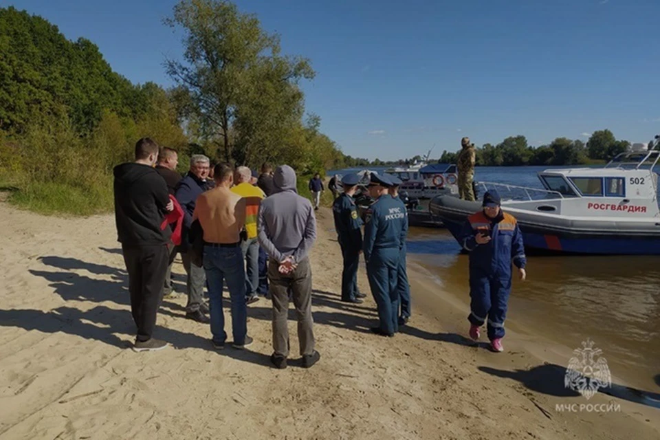 Следователи проводят допросы свидетелей.
