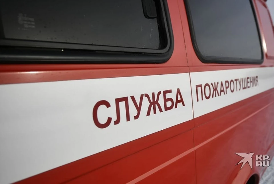 Огонь охватил одно из строений