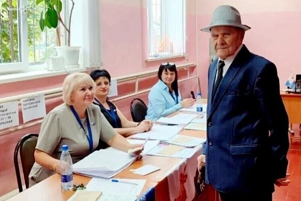 В возрасте 97 лет ветеран Великой Отечественной войны лично пришёл на избирательный участок. Фото: администрации Минераловодского округа.