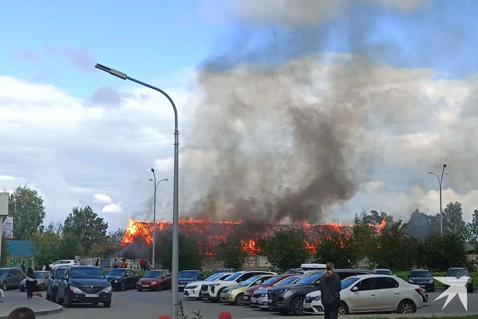 Огонь распространился на площадь в 450 квадратных метров Фото: читатель «КП»