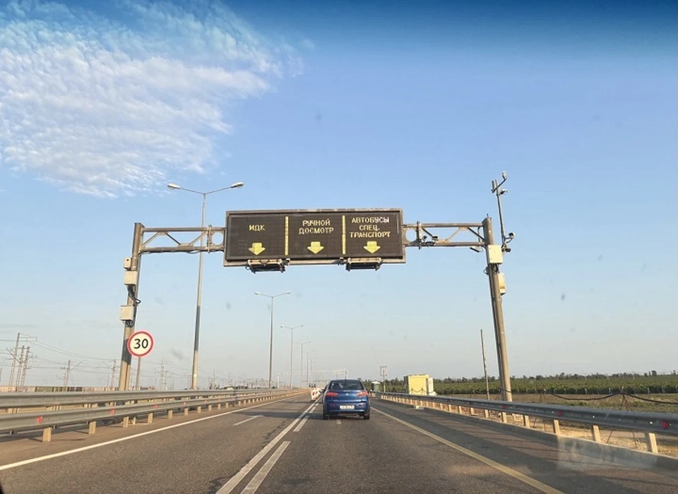 Подъезды к мосту со стороны Керчи стоят в заторах