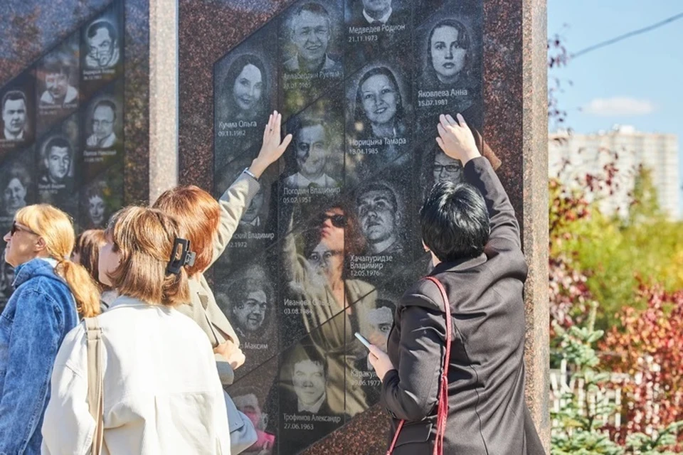 На месте трагедии установили мемориал.