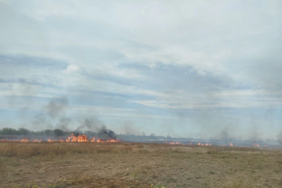 Боевики выжигают поля в Херсонской области. ФОТО: Руслан Хоменко.