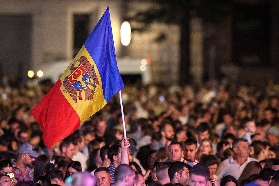 Одинокий флаг во время митинга-концерта в честь Дня независимости в Кишиневе.