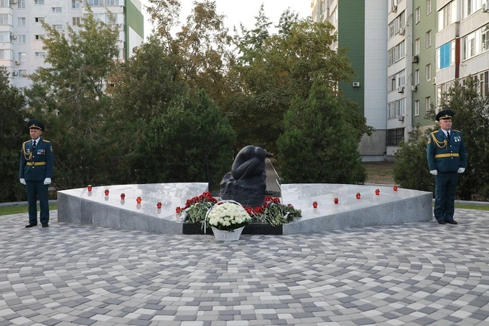 Цветы и поминальные свечи ежегодно приносят к мемориалу в Сквер памяти. Фото: сайт правительства Ростовской области