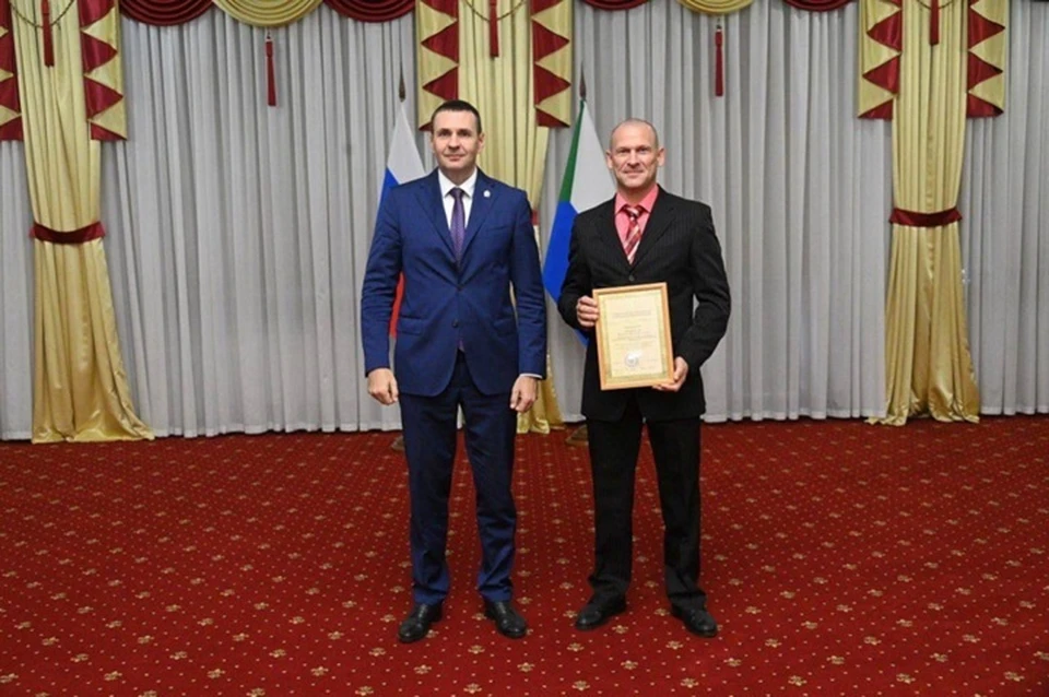 Дмитрий Демешин вручил награды почетным работникам лесной промышленности