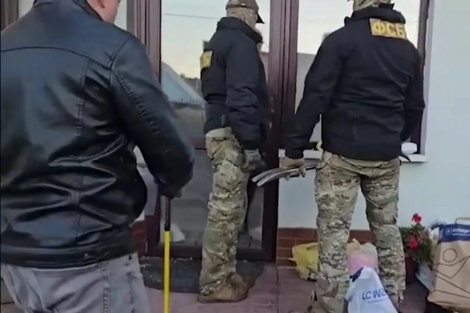 Силовики пришли в дом чиновника. Фото: скриншот с оперативной съемки УФСБ РФ по РТ