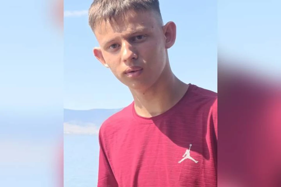 Люди прочесывают местность вокруг поселка. Фото: личный архив отца Лёши.