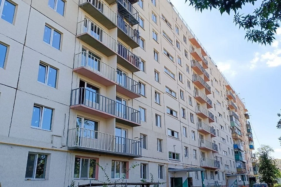 В Жовтневом районе Мариуполя продолжается восстановление девятиэтажного дома. Фото: t.me/utnkr